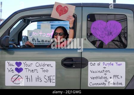 Los Angeles, Californie, États-Unis. 20 février 2021. Un démonstrateur muni d'un panneau dans son véhicule participe à une caravane de voitures pour exiger des mesures de sécurité plus fortes COVID-19 et la fin du « racisme éducatif » pendant la pandémie du coronavirus le samedi 20 février 2021 à Los Angeles. Parents, étudiants, éducateurs et membres de.United Teachers Los Angeles, Etudiants méritent, Alliance of Californiens for Community Empowerment, Los Angeles Alliance for a New Economy, East Side Padres Contra privatisation et reconquérir nos écoles Los Angeles tiennent une conférence de presse et une caravane de voiture pour exposer leur demande Banque D'Images