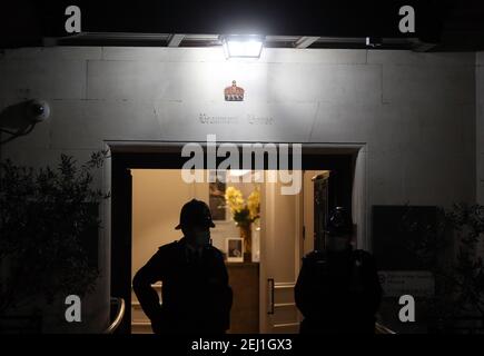 Londres, Angleterre, Royaume-Uni. 20 février 2021. Des policiers attendent devant l'hôpital du roi Edward VII où le duc d'Édimbourg le prince Philip (99) reste après avoir été admis mardi soir. Credit: Tayfun Salci/ZUMA Wire/Alay Live News Banque D'Images