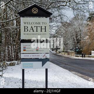 Panneau de rue de Bath dit Bienvenue à Bath, l'humeur hivernale de la ville du patrimoine mondial, sur un après-midi neigeux et ensoleillé, 24 janvier 2021 Bath, Angleterre, Royaume-Uni Banque D'Images