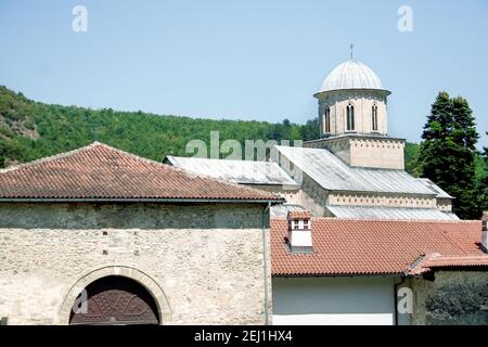 Église principale et chapelle du monastère de manastir Visoki decani à Decan, Kosovo. C'est l'un des principaux monastères orthodoxes serbes au Kosovo et un ma Banque D'Images