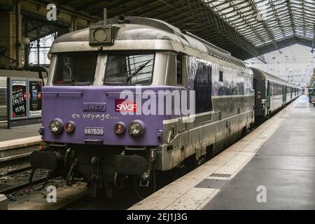 PARIS, FRANCE - 13 JUILLET 2011 : train régional Corail Intercite avec logo de la SNCF sur une plate-forme de Paris Gare du Nord Gare tirée par Banque D'Images