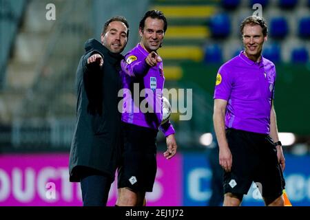 SITTARD, PAYS-BAS - FÉVRIER 20 : entraîneur Sjors Ultee de Fortuna Sittard, arbitre Bas Nijhuis, arbitre adjoint Sjoerd Nanninga pendant l'Eredivisie Banque D'Images