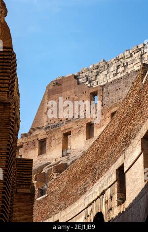 Vue intérieure, détails des arches et des colonnes du Colisée, détail de briques d'architecture du Colisée, amphithéâtre Flavien, Forum romain, Rome, Italie Banque D'Images