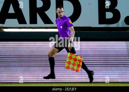 SITTARD, PAYS-BAS - FÉVRIER 20 : arbitre adjoint Don Frijn lors du match Eredivisie entre Fortuna Sittard et l'ADO Den Haag au stade Sparta Banque D'Images