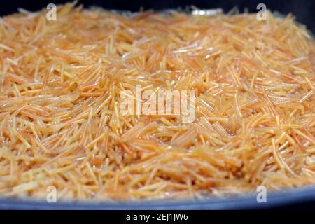 Bruni dans du beurre doux vermicelles égyptiennes cuites avec de l'eau et du sucre dans une casserole, dessert égyptien traditionnel en fin de déjeuner et tôt le dîner Banque D'Images