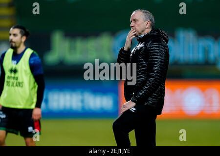 SITTARD, PAYS-BAS - FÉVRIER 20 : adrie Bogers, entraîneure adjointe de l'ADO Den Haag, lors du match Eredivisiie entre Fortuna Sittard et l'ADO Den Haag Banque D'Images