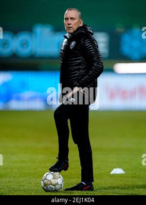 SITTARD, PAYS-BAS - FÉVRIER 20 : adrie Bogers, entraîneure adjointe de l'ADO Den Haag, lors du match Eredivisiie entre Fortuna Sittard et l'ADO Den Haag Banque D'Images