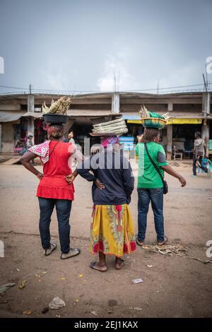 Les femmes africaines travaillent avec des paniers de nourriture reposant sur leur têtes Banque D'Images