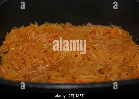 Bruni dans du beurre doux vermicelles égyptiennes cuites avec de l'eau et du sucre dans une casserole, dessert égyptien traditionnel en fin de déjeuner et tôt le dîner Banque D'Images