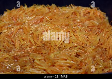 Bruni dans du beurre doux vermicelles égyptiennes cuites avec de l'eau et du sucre dans une casserole, dessert égyptien traditionnel en fin de déjeuner et tôt le dîner Banque D'Images