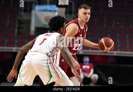 Riga, Lettonie. 20 février 2021. Arturs Martins Zagars (R) de Lettonie vies avec d'Angelo Demarquis Bost de Bulgarie lors de leur match de basket-ball de qualification FIBA Eurobasket 2022 à Riga, en Lettonie, le 20 février 2021. Crédit: Edijs Palens/Xinhua/Alamy Live News Banque D'Images