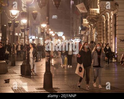 BELGRADE, SERBIE - 28 OCTOBRE 2020 : flou sélectif sur deux filles, jeunes femmes, amis, marchant en hiver en portant un masque respiratoire à Kneza Mih Banque D'Images