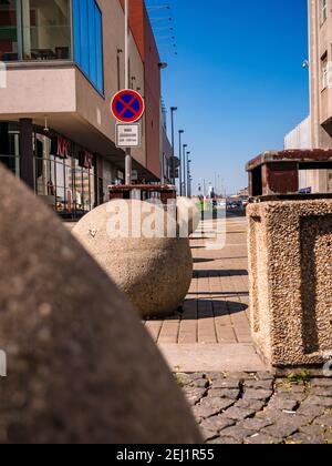 Usti nad Labem / République Tchèque - 04.23.2020: Boules décoratives en béton dans la ville, servant également de barrière de circulation près du restaurant de restauration rapide K Banque D'Images