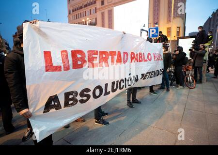 Les manifestants ont une immense bannière disant « la liberté pour Pablo Hasel. Acquittement des détenus lors d'une manifestation contre l'arrestation de Pablo Hasel.quatre autres personnes ont été arrêtées à la suite d'une autre nuit de manifestations violentes contre le naufrage du rappeur, Pablo Hasel pour des tweets controversés, a déclaré la police. C'était la quatrième nuit droite que les manifestants avaient emmenés dans les rues, bien que des manifestations n'aient eu lieu que dans la région du nord-est de la Catalogne. Banque D'Images