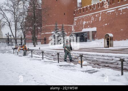 Moscou. Russie. 12 février 2021. Les employés des services publics retirent la neige à l'aide d'un souffleur à neige et de pelles lors d'une chute de neige près du mur du Kremlin, à la tombe de Banque D'Images