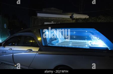 Octavian, Italie. 20 février 2021. La corbillard contenant le cercueil de Raffale Cutolo bos della Camorra arrive au cimetière d'Ottaviano. Crédit : Agence photo indépendante/Alamy Live News Banque D'Images