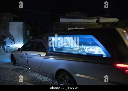 Octavian, Italie. 20 février 2021. La corbillard contenant le cercueil de Raffale Cutolo bos della Camorra arrive au cimetière d'Ottaviano. Crédit : Agence photo indépendante/Alamy Live News Banque D'Images