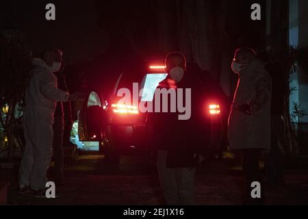 Octavian, Italie. 20 février 2021. La corbillard contenant le cercueil de Raffale Cutolo bos della Camorra arrive au cimetière d'Ottaviano. Crédit : Agence photo indépendante/Alamy Live News Banque D'Images