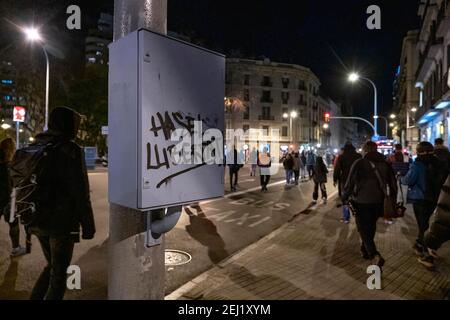 Un graffiti appelant à la liberté de Pablo Hasel est vu sur un poteau électrique pendant la démonstration. Cinquième nuit de manifestations et d'émeutes en réponse à l'arrestation et à l'emprisonnement du rappeur Pablo Hasel accusé d'exalter le terrorisme et d'insulter la couronne pour le contenu des paroles de ses chansons. Banque D'Images