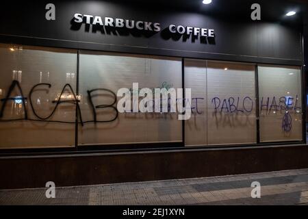 Un graffiti appelant à la liberté de Pablo Hasel est visible sur la fenêtre de la cafétéria du café Starbucks. Cinquième nuit de manifestations et d'émeutes en réponse à l'arrestation et à l'emprisonnement du rappeur Pablo Hasel accusé d'exalter le terrorisme et d'insulter la couronne pour le contenu des paroles de ses chansons. Banque D'Images