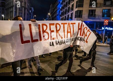 Les manifestants tiennent une bannière appelant à la liberté de Pablo Hasel pendant la manifestation. Cinquième nuit de manifestations et d'émeutes en réponse à l'arrestation et à l'emprisonnement du rappeur Pablo Hasel accusé d'exalter le terrorisme et d'insulter la couronne pour le contenu des paroles de ses chansons. Banque D'Images