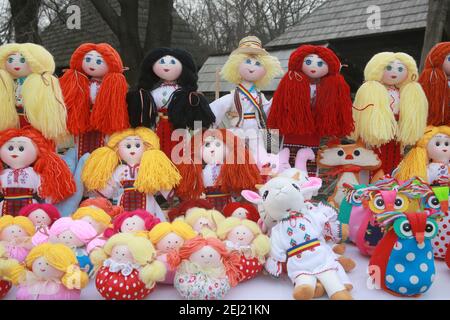 Bucarest, Roumanie. 20 février 2021. Des poupées faites à la main avec des costumes folkloriques roumains sont en vente lors d'une foire pour célébrer le Dragobete, la traditionnelle Saint-Valentin roumaine, au Musée national du village de Bucarest, en Roumanie, le 20 février 2021. Dragobete tombe le 24 février chaque année. Credit: Gabriel Petrescu/Xinhua/Alay Live News Banque D'Images