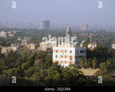 Vue aérienne de Giza Egypte avec champs au pays bâtiments latéraux et modernes et maisons bondées Banque D'Images