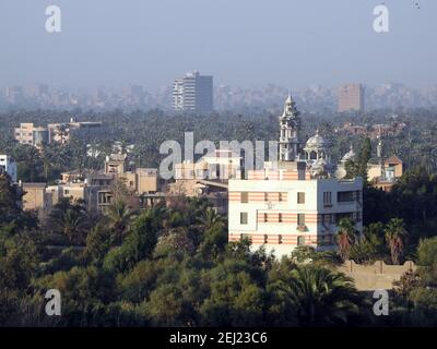 Vue aérienne de Giza Egypte avec champs au pays bâtiments latéraux et modernes et maisons bondées Banque D'Images