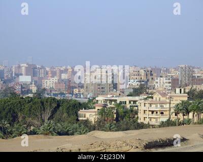 Vue aérienne de Giza Egypte avec champs au pays bâtiments latéraux et modernes et maisons bondées Banque D'Images