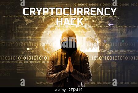 Hacker sans visage au travail avec l'inscription HACK CRYPTO-MONNAIE, concept de sécurité informatique Banque D'Images