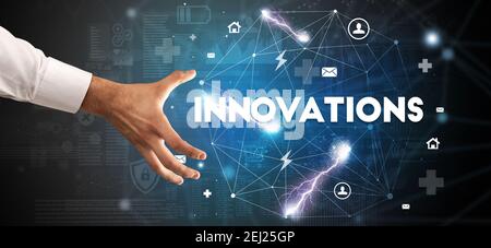 Pointant du doigt sur l'inscription INNOVATIONS, concept de technologie moderne Banque D'Images