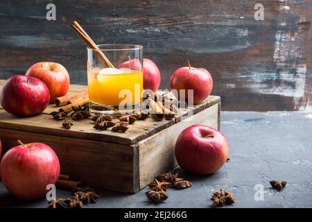 Boisson aux pommes à l'ancienne sur fond rustique. Mise au point sélective. Banque D'Images