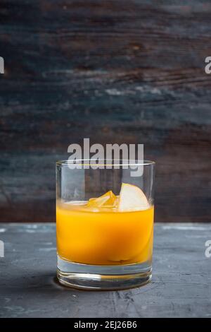 Boisson aux pommes à l'ancienne sur fond rustique. Mise au point sélective. Banque D'Images