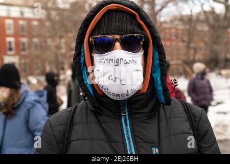 New York, États-Unis. 20 février 2021. Plus de 200 personnes se sont rassemblées sur le Washington Square Park pour soutenir la communauté Aisienne, contre les crimes de haine et le nationalisme blanc. Le rassemblement a été organisé par des mouvements décentralisés de l'ANTIFA (anti-fasciste) et de la Communauté Abolitionniste. À la suite de la pandémie COVID-19, il y a eu une forte augmentation des crimes de haine contre les personnes d'origine asiatique. Un homme porte un masque avec le message « les immigrants sont les bienvenus ici ». (Photo de Lev Radin/Pacific Press) crédit: Pacific Press Media production Corp./Alay Live News Banque D'Images