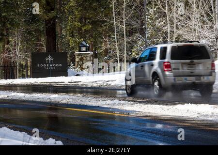 South Lake Tahoe, États-Unis. 20 février 2021. Vue générale de l'entrée du terrain de golf Edgewood.la NHL (Ligue nationale de hockey) à Tahoe a mis en place une patinoire à l'extérieur pour accueillir deux jeux professionnels mais le public ne peut pas assister en raison de la mauvaise glace menant à l'endroit. Crédit : SOPA Images Limited/Alamy Live News Banque D'Images