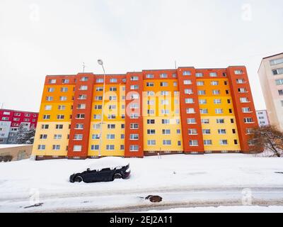 Bâtiment préfabriqué en hiver. Architecture de banlieue typique avec couverture de neige Banque D'Images