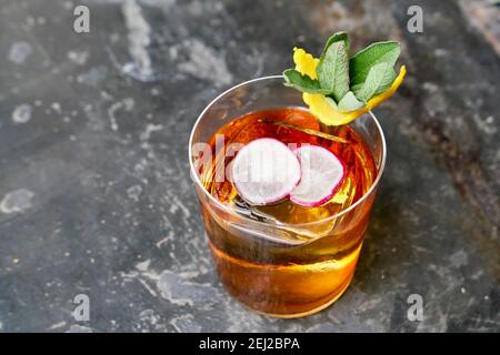 Une touche d'originalité sur un negroni dans un bar à cocktails artisanal à Kuala Lumpur, en Malaisie Banque D'Images