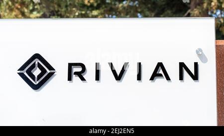 18 sept 2020 San Jose / CA / USA - le logo de Rivier à leur siège social de Silicon Valley; Rivier Automotive Inc est un constructeur automobile américain et un tec automobile Banque D'Images