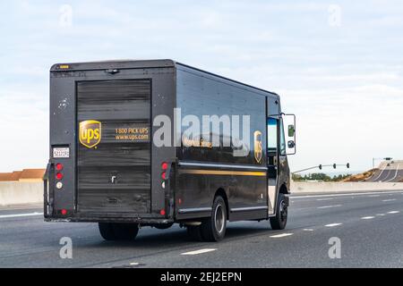 10 oct 2020 Concord / CA / USA - UPS (United Parcel Service) véhicules effectuant des livraisons dans la région de la baie est de San Francisco Banque D'Images