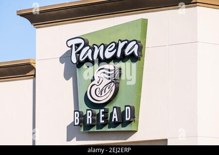 4 déc 2020 Antioch / CA / USA - logo Panera Bread à l'un de leurs emplacements; Panera Bread Company est une chaîne de magasins américains de boulangerie-café fast casua Banque D'Images