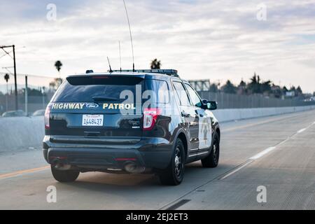 15 janvier 2021 Pittsburg / CA / USA - voiture de police sur l'autoroute dans la baie est de San Francisco Banque D'Images