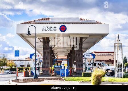 17 déc 2020 Brentwood / CA / USA - Arco (Atlantic Richfield Company) station-service avec panneaux solaires installés située dans le comté de Contra Costa Banque D'Images
