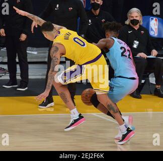 Los Angeles, États-Unis. 20 février 2021. Le garde-chaleur de Miami, Jimmy Butler, perd la balle en excès sous la pression de Kyle Kuzma, l'avant de Los Angeles Lakers, au cours de la deuxième moitié au Staples Center de Los Angeles le samedi 20 février 2021. La chaleur a vaincu les Lakers 96-94. Photo de Jim Ruymen/UPI crédit: UPI/Alay Live News Banque D'Images