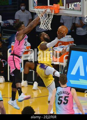 Los Angeles, États-Unis. 20 février 2021. LeBron James, avant-gardiste de Los Angeles Lakers, a obtenu un score sur le garde-chaleur de Miami Jimmy Butler au cours de la deuxième moitié au Staples Center de Los Angeles le samedi 20 février 2021. La chaleur a vaincu les Lakers 96-94. Photo de Jim Ruymen/UPI crédit: UPI/Alay Live News Banque D'Images