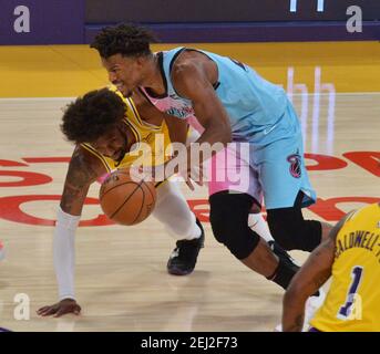 Los Angeles, États-Unis. 20 février 2021. Le garde-chaleur de Miami, Jimmy Butler, vole le ballon de la garde de Los Angeles, Wesley Matthews, pour marquer la pause rapide pendant la seconde moitié au Staples Center de Los Angeles le samedi 20 février 2021. La chaleur a vaincu les Lakers 96-94. Photo de Jim Ruymen/UPI crédit: UPI/Alay Live News Banque D'Images