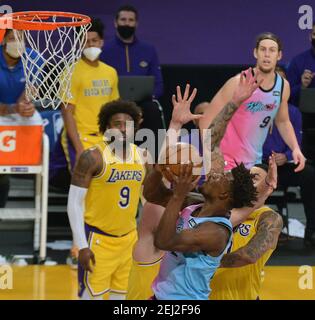 Los Angeles, États-Unis. 20 février 2021. Le garde-chaleur de Miami, Jimmy Butler, a obtenu un score supérieur à l'avant-garde de Los Angeles Lakers, Kyle Kuzma, lors de la deuxième moitié au Staples Center de Los Angeles, le samedi 20 février 2021. La chaleur a vaincu les Lakers 96-94. Photo de Jim Ruymen/UPI crédit: UPI/Alay Live News Banque D'Images