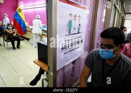 Caracas, Venezuela. 20 février 2021. Les gens attendent dans un hôpital public pour recevoir une dose du nouveau vaccin russe Spoutnik V Covid-19. Credit: Jesus Vargas/dpa/Alamy Live News Banque D'Images