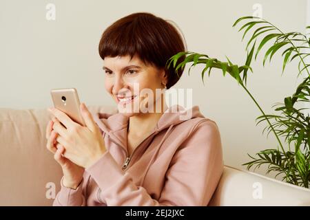 Portrait d'une femme mûre regardant les médias sociaux sur un téléphone mobile. Femme d'âge moyen Banque D'Images