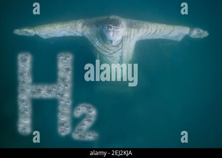 hydrogène h2 lettres et une statue de jésus d'en haut dans l'eau d'un lac Banque D'Images