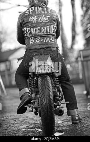 Vue arrière d'un motocycliste dans un cuir personnalisé Veste .dos de la veste en cuir de motard, Royaume-Uni Banque D'Images